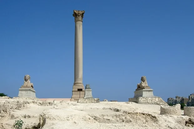 AlexSarapeionPompeysPillar