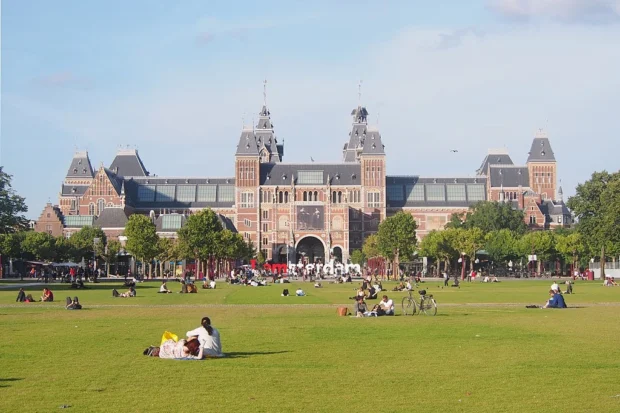 Rijksmuseum from Museumplein 2523