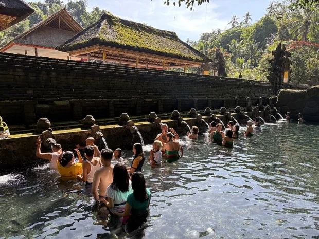 Bali - bathing (Melukat) at Pura Tirta Empul (2025) - img 03