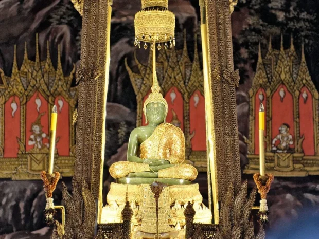 Emerald Buddha, August 2012, Bangkok (cropped)