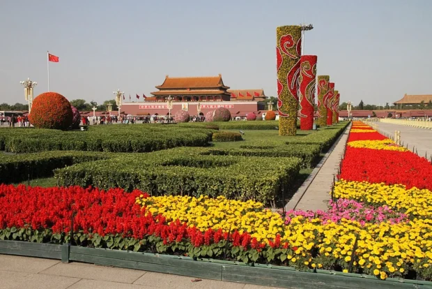 Beijing-Tiananmen-34-Blumenschmuck-gje
