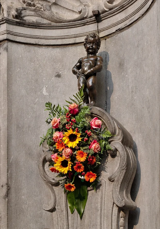 Manneken-Pis decorated with flowers (DSCF6364)