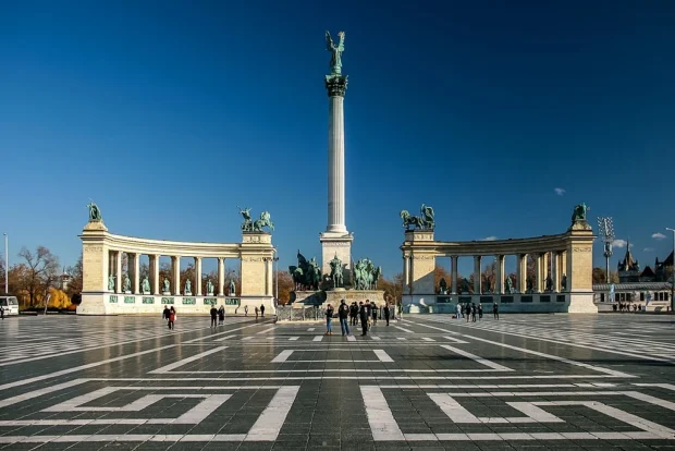 Budapest Heroes' Square (30600452383)