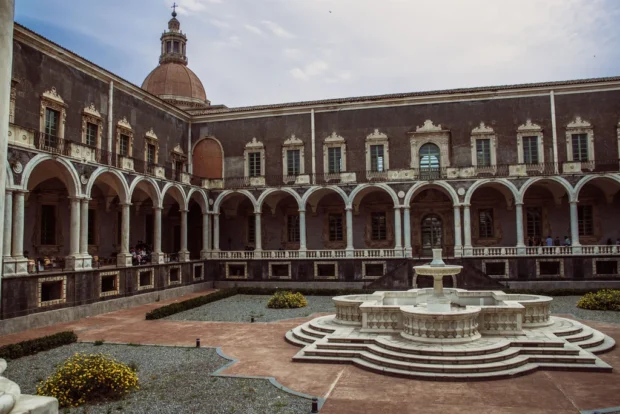 Catania - Chiesa di San Nicolò l'Arena - chiostro