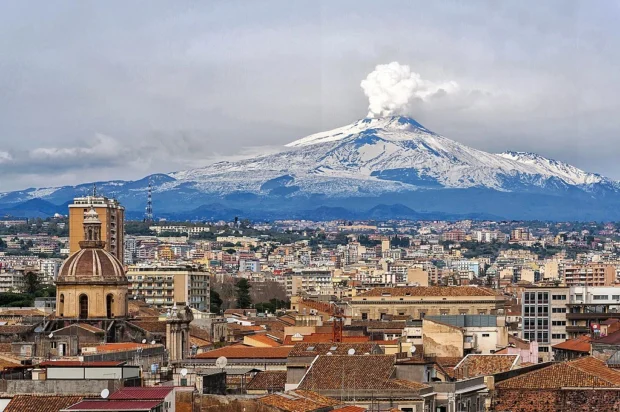 Catania vista dall'alto e il vulcano Etna a sovrastarla