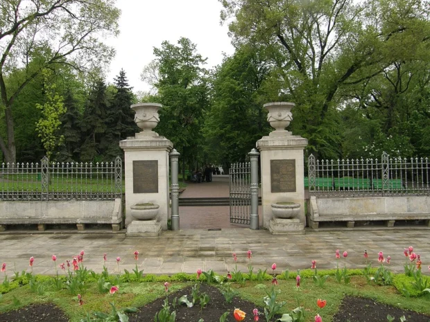 Entrance to the Stephen the Great Central Park in Chișinău (2476159265)