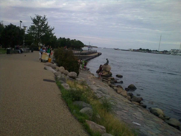 Little mermaid and flocking tourists (3815815026)