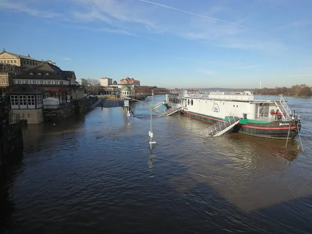 Dresden Elbe-high water 01 2011-16