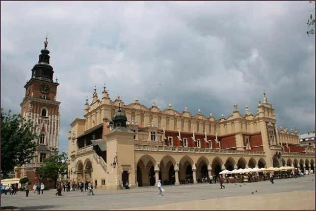 Cloth Hall (Sukiennice) in Main Market Square - panoramio