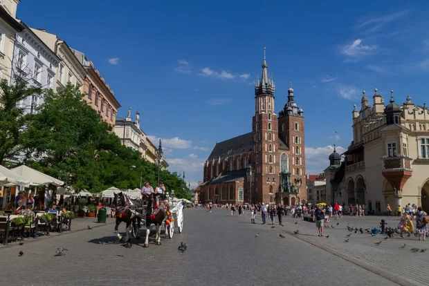 2019-07-06 Horse carriages and Saint Mary Basilica at Old Town Market Square in Kraków