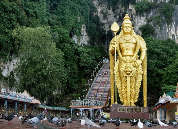 Batu Caves. Kuala Lumpur, Malaysia. (17721587095)