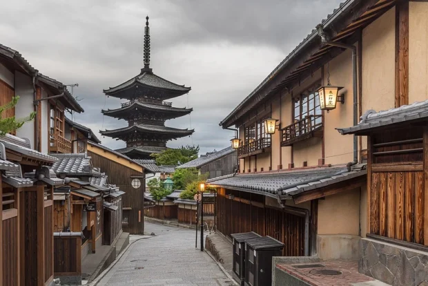 Yasaka-dori early morning with street lanterns and the Tower of Yasaka (Hokan-ji Temple), Kyoto, Japan