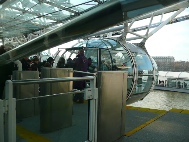 London, United Kingdom, London Eye Boarding LondonEye-Other-People-BoardingP1060883 (35283605955)