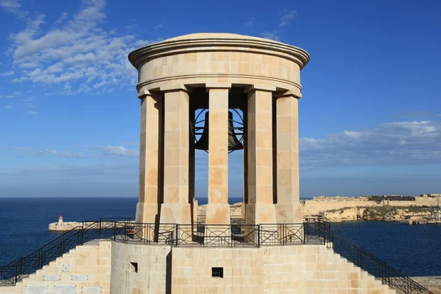 Malta - Valletta - Xatt il-Barriera - Siege Bell War memorial (Lower Barrakka Gardens) 04 ies