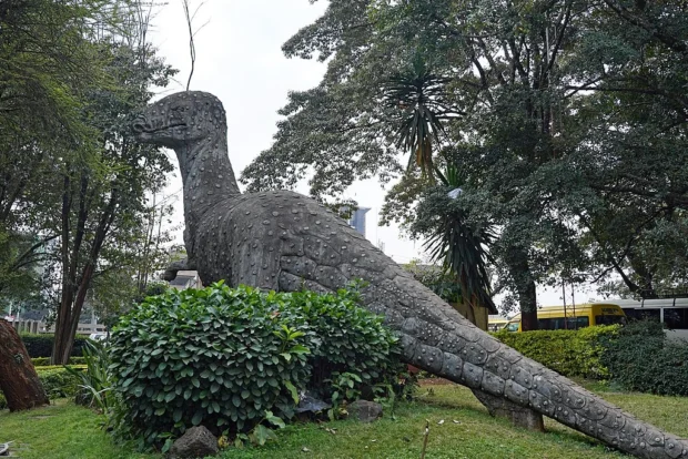 Nairobi National Museum dinosaur statue