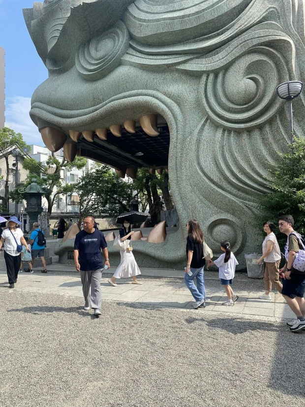 Namba-Yasaka-Jinja-Lions head theater-19