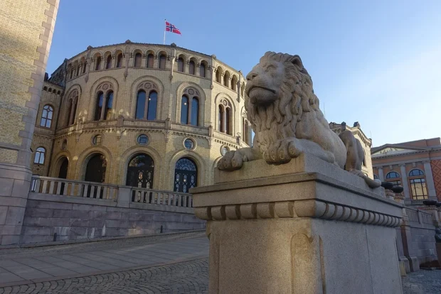 Stortingsbygningen (Parliament of Norway) Løvebakken Oslo 2020-02-26 Løveskulptur (Statues of lion) Christopher Borch ca 1866 Vinterlig ettermiddagslys (Winter afternoon) etc 05072