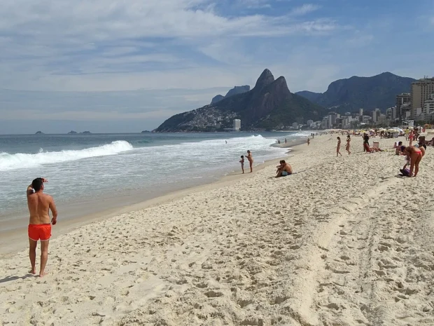 Ipanema Beach Scene - Rio de Janeiro - Brazil - 03 (16752146123)