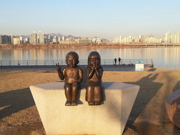 Seoul Riverside and Statue